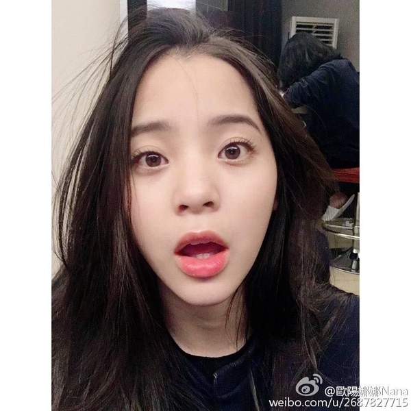 歐陽娜娜「超優粉底」哪罐？彩妝品私下化妝全公開，捲翹睫毛怎麼刷