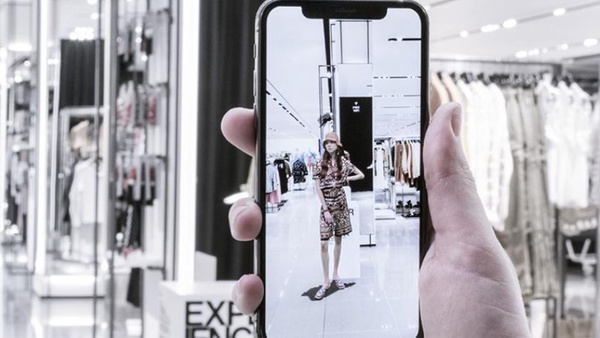 逛 ZARA 還可以看時裝秀？ ZARA AR實境體驗，4／12在台北統領、101展示台！