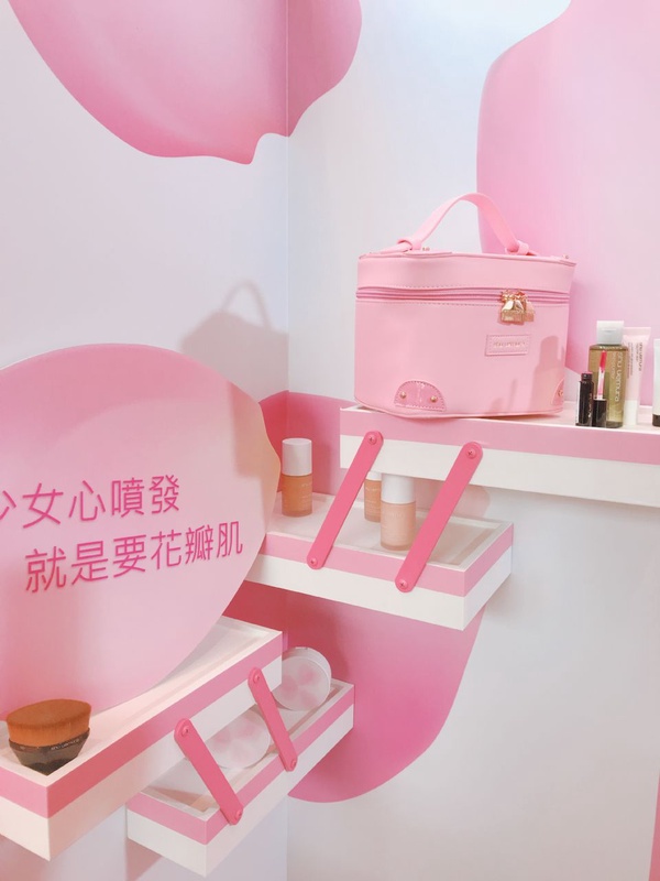 植村秀「粉紅彩妝箱」活動開跑！娃娃機可免費夾到價值500-2000的產品！