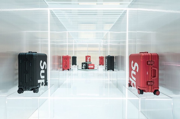 潮牌Supreme x RIMOWA聯名行李箱，黑白、紅白配色出國旅行拉它超威風！