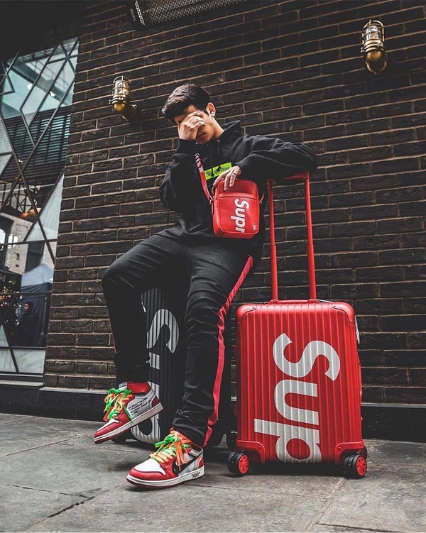 潮牌Supreme x RIMOWA聯名行李箱，黑白、紅白配色出國旅行拉它超威風！