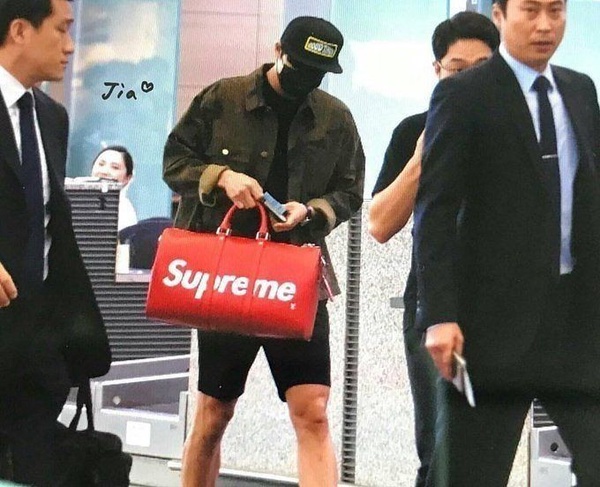 潮牌Supreme x RIMOWA聯名行李箱，黑白、紅白配色出國旅行拉它超威風！
