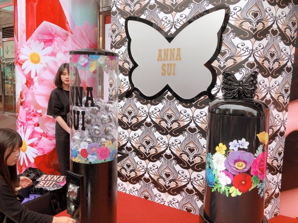 夢幻少女彩妝Anna Sui強勢回歸！薔薇唇膏神美，人魚姬色必收
