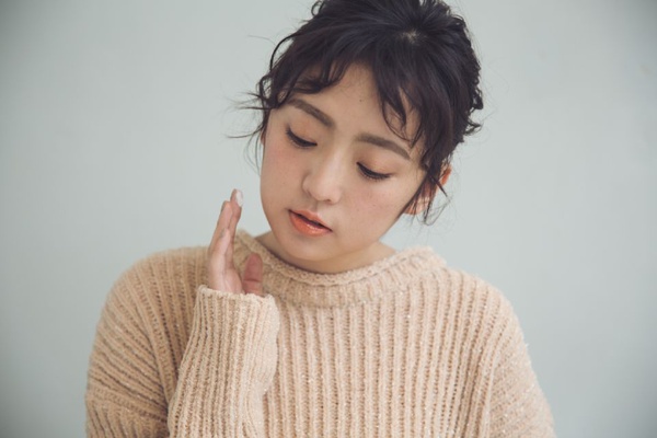 夏日脫妝、卡粉、結塊通通有解！彩妝師傳授急救SOP，天氣再熱就是沒在怕