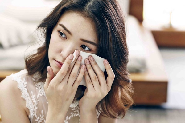 夏日脫妝、卡粉、結塊通通有解！彩妝師傳授急救SOP，天氣再熱就是沒在怕
