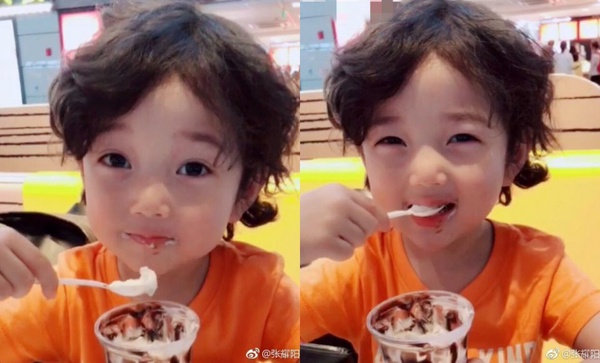 一摔成名的小天使！4歲小男模意外摔倒爬起來繼續走，全程萌笑融化全場！