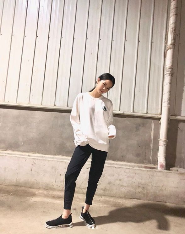 少女女星們的大學感「球鞋穿搭」重點！掌握這三個技巧，校園中你最潮
