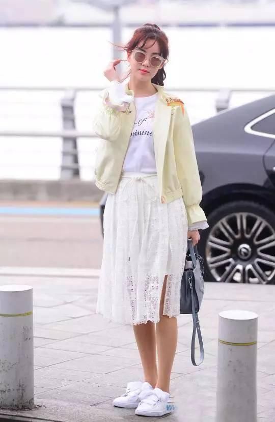 這些明星愛款小白鞋好入手！IU根本是「小白鞋」發燒友啊～
