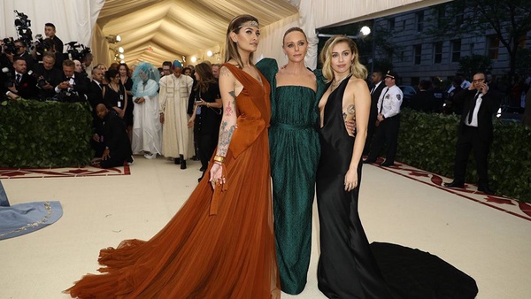 Met Gala 2018紅毯霸氣走起！蕾哈娜絕美教皇造型豔驚四座