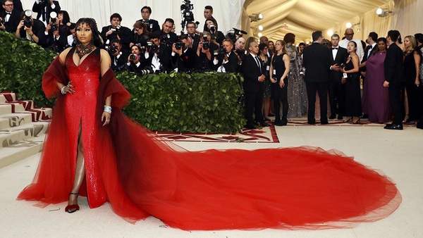 Met Gala 2018紅毯霸氣走起！蕾哈娜絕美教皇造型豔驚四座