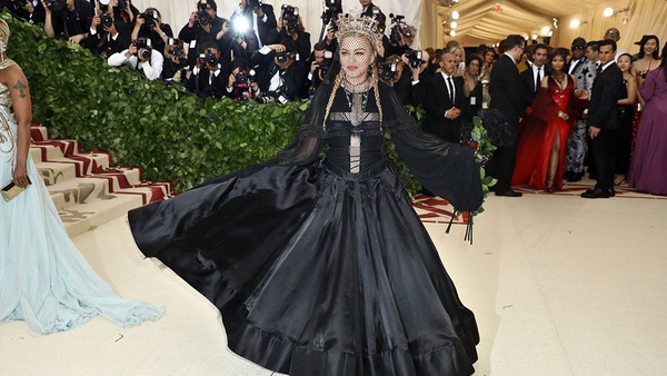 Met Gala 2018紅毯霸氣走起！蕾哈娜絕美教皇造型豔驚四座