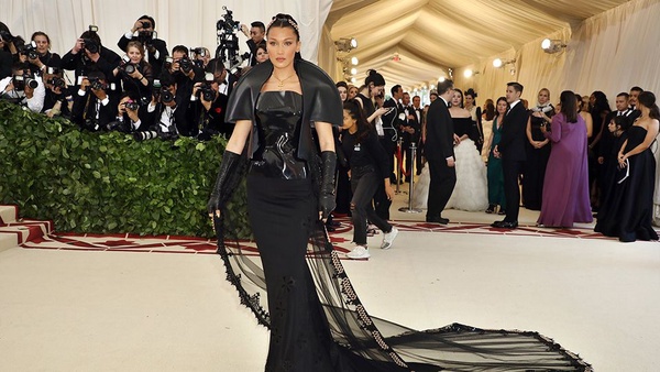 Met Gala 2018紅毯霸氣走起！蕾哈娜絕美教皇造型豔驚四座