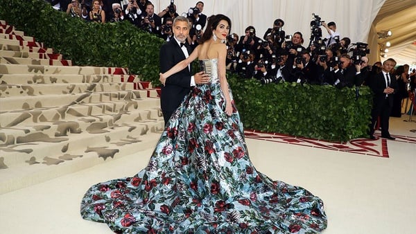 Met Gala 2018紅毯霸氣走起！蕾哈娜絕美教皇造型豔驚四座