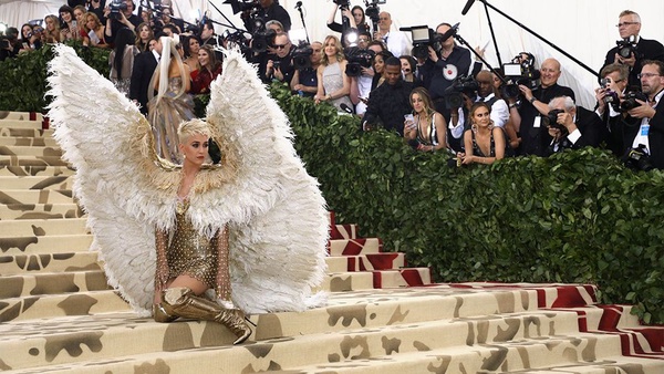 Met Gala 2018紅毯霸氣走起！蕾哈娜絕美教皇造型豔驚四座