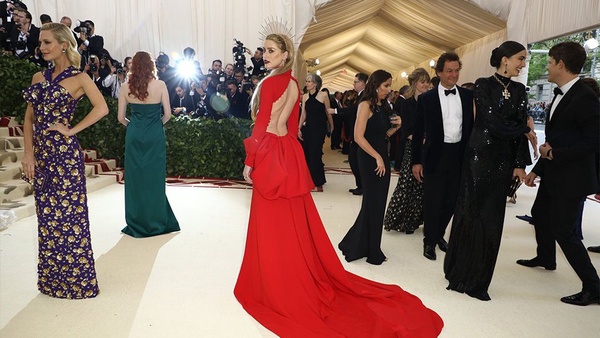 Met Gala 2018紅毯霸氣走起！蕾哈娜絕美教皇造型豔驚四座