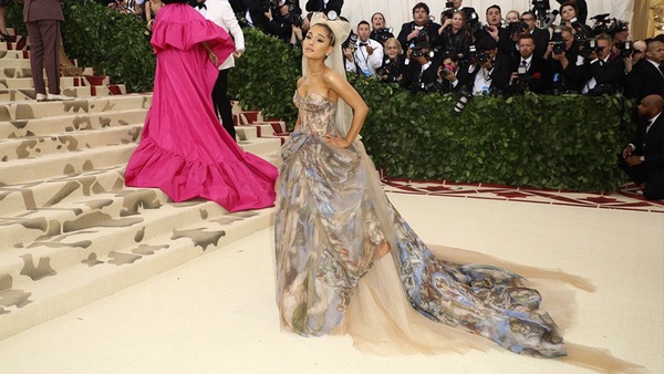 Met Gala 2018紅毯霸氣走起！蕾哈娜絕美教皇造型豔驚四座