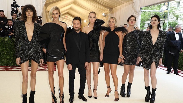 Met Gala 2018紅毯霸氣走起！蕾哈娜絕美教皇造型豔驚四座