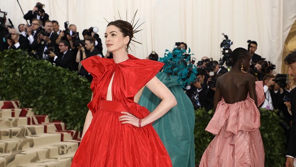 Met Gala 2018紅毯霸氣走起！蕾哈娜絕美教皇造型豔驚四座