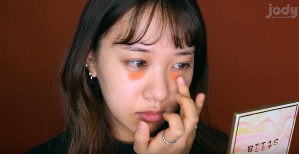 不同黑眼圈的遮瑕選色分析大全！橘色打底深、淺哪個適合自己，教你選對遮瑕色