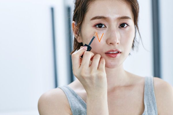 不同黑眼圈的遮瑕選色分析大全！橘色打底深、淺哪個適合自己，教你選對遮瑕色