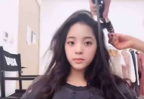 歐陽娜娜輕盈少女感長捲髮教學！掌握3關鍵，長捲髮也能飄逸又逆齡