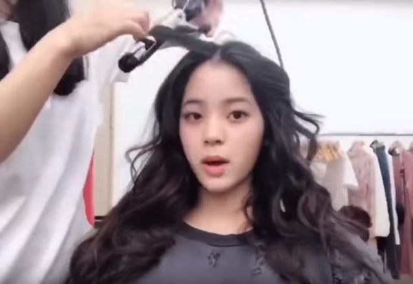 歐陽娜娜輕盈少女感長捲髮教學！掌握3關鍵，長捲髮也能飄逸又逆齡