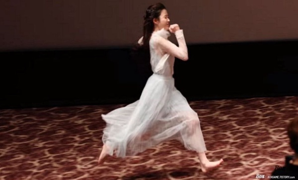 IU生日趴當眾脫鞋狂奔，理由竟是因為...！？網友直呼實在太可愛啦！