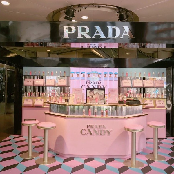 PRADA CANDY BAR粉色香氛快閃店來了！微甜清爽香味超迷人，消費還有皮革標客製服務