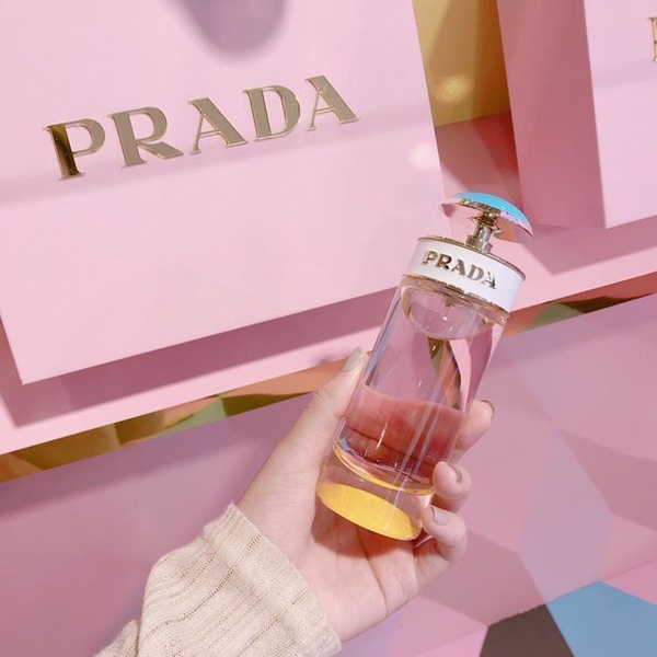 PRADA CANDY BAR粉色香氛快閃店來了！微甜清爽香味超迷人，消費還有皮革標客製服務