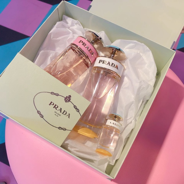 PRADA CANDY BAR粉色香氛快閃店來了！微甜清爽香味超迷人，消費還有皮革標客製服務