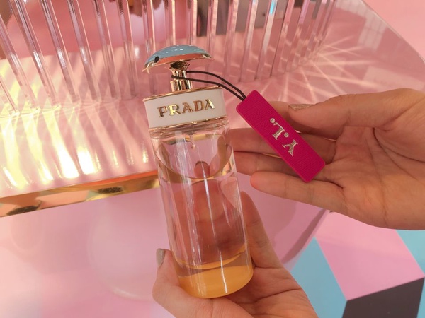 PRADA CANDY BAR粉色香氛快閃店來了！微甜清爽香味超迷人，消費還有皮革標客製服務