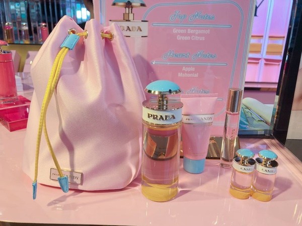PRADA CANDY BAR粉色香氛快閃店來了！微甜清爽香味超迷人，消費還有皮革標客製服務
