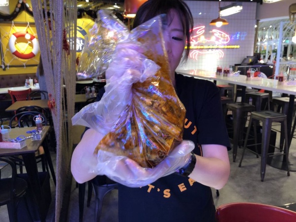 SHELL OUT海鮮一手抓，來自馬來西亞最澎湃的手抓海鮮始祖來台開幕！