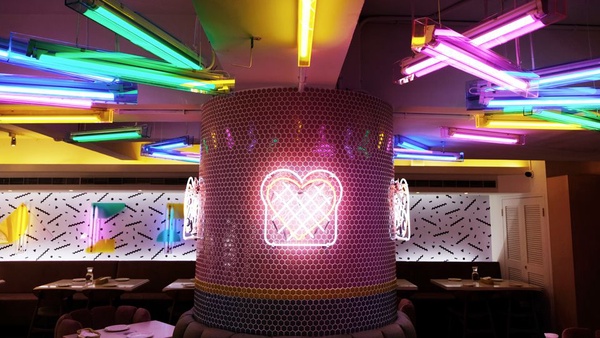 Dazzling Café東區全新概念店！超美霓虹燈IG打卡，羅志祥設計的餐點是它