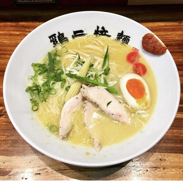 雞白湯拉麵風潮崛起，香醇又清爽的滋味是夏日必嚐，想吃還得要排隊呢！