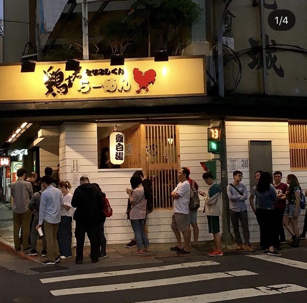 雞白湯拉麵風潮崛起，香醇又清爽的滋味是夏日必嚐，想吃還得要排隊呢！