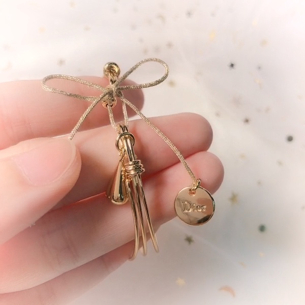 J’adore芬芳滋潤身體香霧，柔細的香霧宛如一朵香氛雲般溫柔包覆！