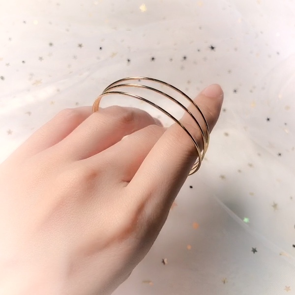 J’adore芬芳滋潤身體香霧，柔細的香霧宛如一朵香氛雲般溫柔包覆！