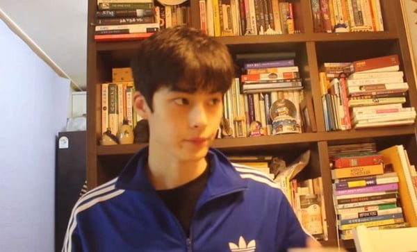 『認真的男人最帥氣！』男友系鮮肉Youtuber，不說話、光讀書也有25萬訂閱數，現在還紅到要上電視！