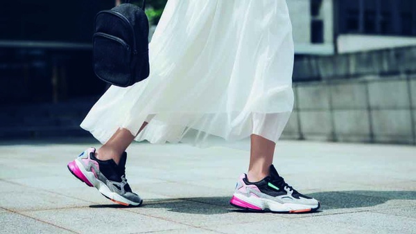 穿這款復古有型還能腿變長？！adidas Originals老爹鞋Falcon個性女孩必買！