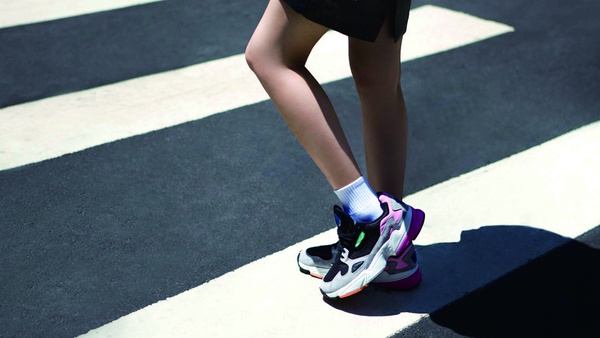 穿這款復古有型還能腿變長？！adidas Originals老爹鞋Falcon個性女孩必買！