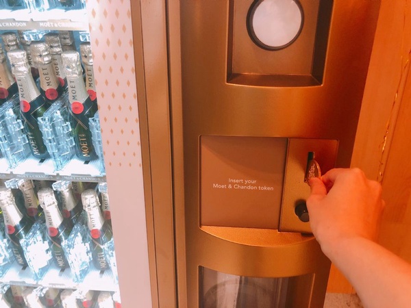 Moët酩悅迷你香檳販賣機首度登台，投下你的專屬金幣就有機會獲得閃亮的璀璨設計版香檳，快來試試手氣