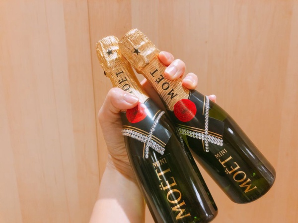 Moët酩悅迷你香檳販賣機首度登台，投下你的專屬金幣就有機會獲得閃亮的璀璨設計版香檳，快來試試手氣