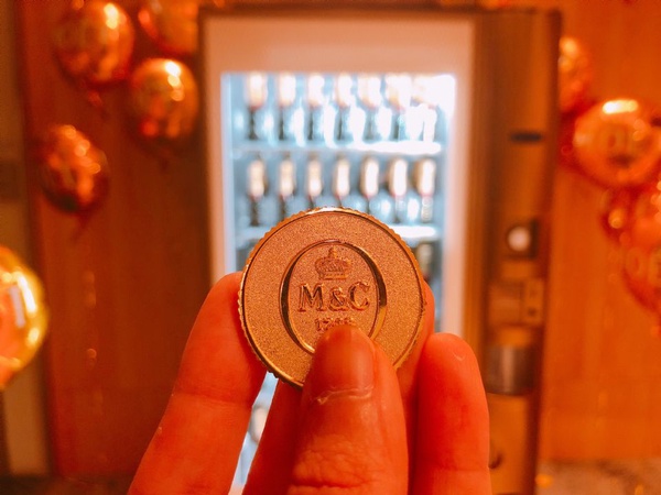Moët酩悅迷你香檳販賣機首度登台，投下你的專屬金幣就有機會獲得閃亮的璀璨設計版香檳，快來試試手氣