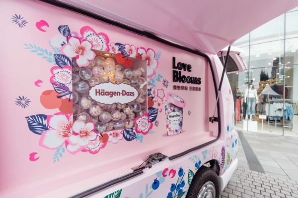 Haagen-Dazs 花甜小巴快閃晶華，現場就可以試吃夏日新口味，這二款口味絕對讓你直呼好清爽！