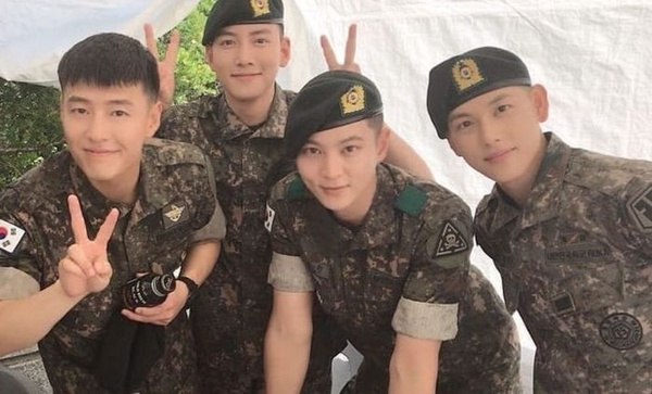 四大美男軍中曬合影！27位現役男神兵入伍、退伍時間總整理