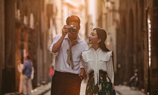 從Baro兄妹合照學＂情侶拍＂POSE！低調放閃五大招，學起來包準親朋好友都被你們甜到瞎！