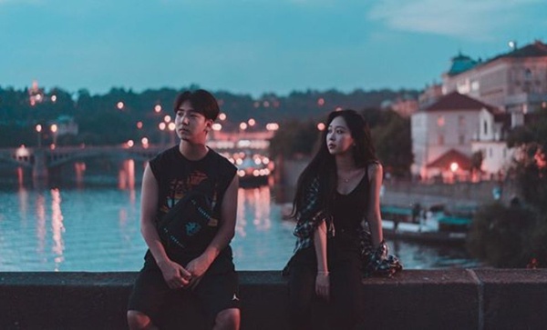 從Baro兄妹合照學＂情侶拍＂POSE！低調放閃五大招，學起來包準親朋好友都被你們甜到瞎！