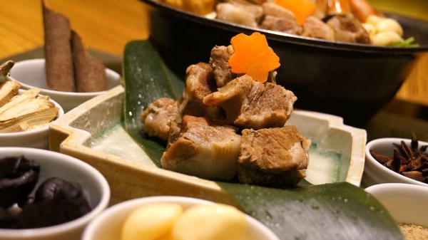 夏日火鍋割喉戰，日本和牛買一送一、肉骨茶湯底、天氣越熱折扣越高通通來，相揪朋友一起來吃鍋