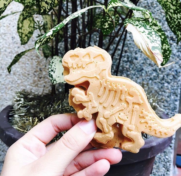 侏儸紀恐龍現身街頭，恐龍造型美食讓你一秒走進侏儸紀世界，恐龍控絕對不要錯過！